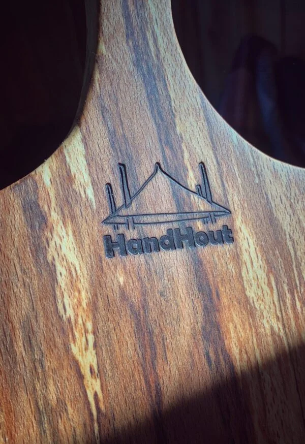 brandstempel met eigen logo voor op houten snijplank